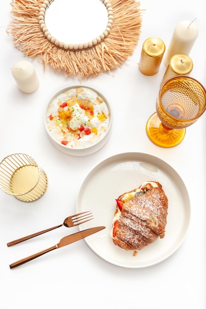 Kolacja przy stole z daniem głównym